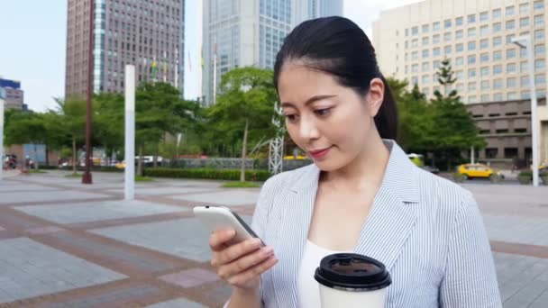 Mooie Zakenvrouw Wandelen Blauwe Hemel Zonnige Dag Haar Smartphone Sms — Stockvideo