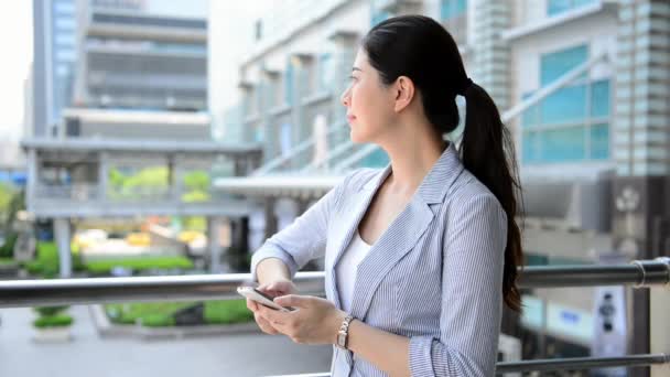 Hermosa Chica Usando Mirando Hacia Fuera Visión Futura Sosteniendo Teléfono — Vídeo de stock