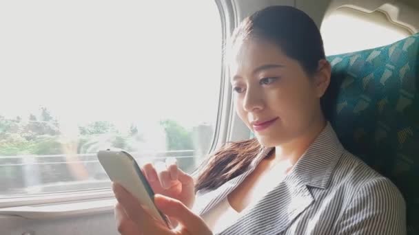 Ładny Asian Girl Nadal Pracuje Jej Smartphone Online Przez Podłączenie — Wideo stockowe