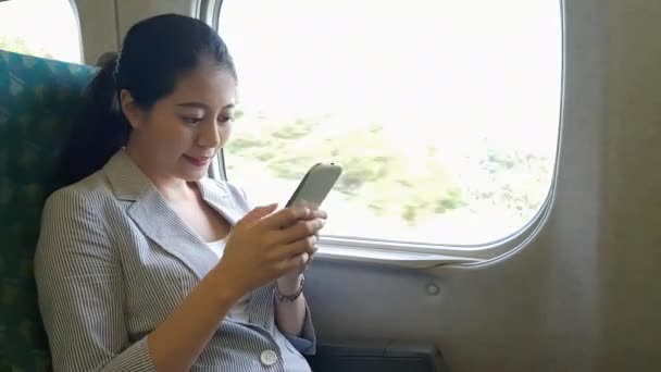 Unga Asiatiska Office Lady Arbetar Och Skicka Sms Med Sin — Stockvideo