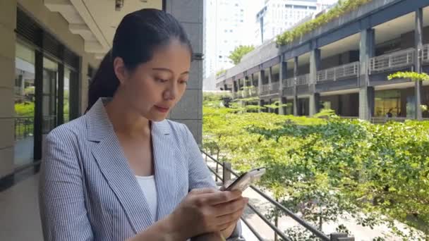 Joven Hermosa Mujer Negocios Mensaje Texto Con Teléfono Inteligente Sms — Vídeos de Stock