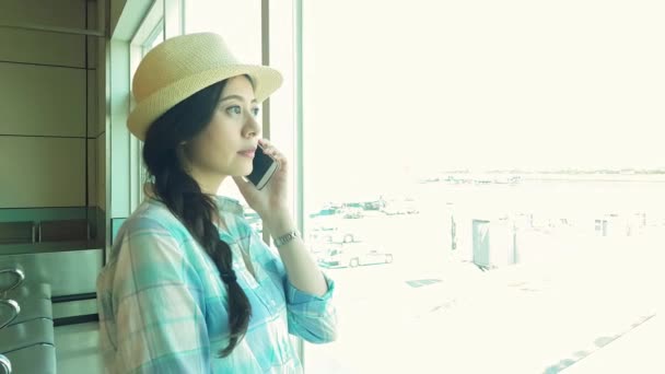 Travel Asian Woman Talking Smart Phone Traveling Walking Airport Casual — Stock Video