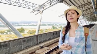Tayvan yüksek hızlı demiryolu seyahat üzerinde gidiş gülümseyen mutlu Asya seyahat. Güzel bir kadınla el Bagaj Taşıma üzerinde bırakarak. Kız sabah çalışmaya commuting.