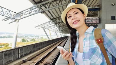 gelen gecikme geç tren demiryollarında bakarak güzel ve genç birbayan. Asya tatil seyahat kavramı.