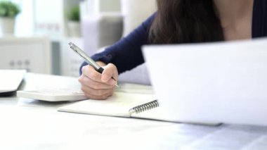 hesap makinesi ile ev bill sayma ve yıllık plan için bir not defteri üzerinde kayıt güzel kadının kapatın. iç ve yerli ev kavramı.