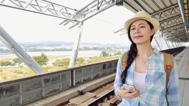 快乐的亚洲旅行者微笑着去台湾高速铁路旅行 美丽的妇女与手提行李离开运输 女孩早上上下班上班 — 图库视频影像
