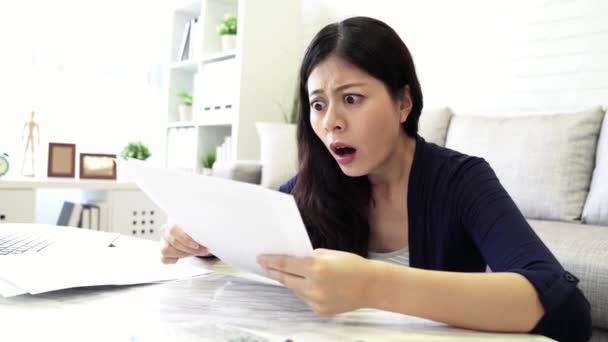 Stressed Jovem Mestiço Mulher Asiática Está Pânico Verificando Contas Impostos — Vídeo de Stock