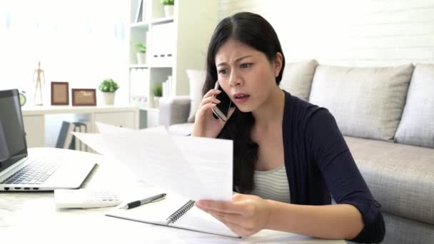 Inteligente Asiática Ama Casa Comprobar Cuenta Loco Marido Gasto Mensual — Vídeo de stock