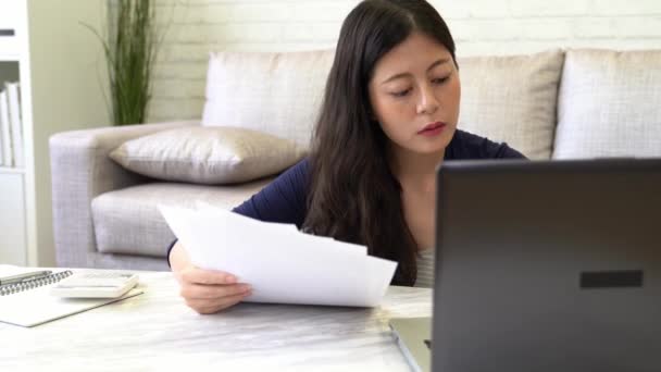 Mujer Asiática Bonita Usando Una Computadora Portátil Comprobando Facturas Para — Vídeo de stock