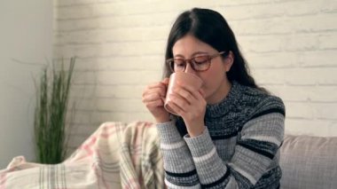 Dolly atış güzel Asyalı kadınların dışarı zevk sıcak çikolata kokusu iyi ve oturma odası rahat sıcak hissediyorum tutmak