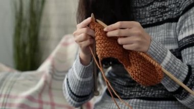 Güzellik Asyalı kadın evde oturma odasında kanepede oturan sonbahar sezonu, önümüzdeki sezon için örgü yakın çekim