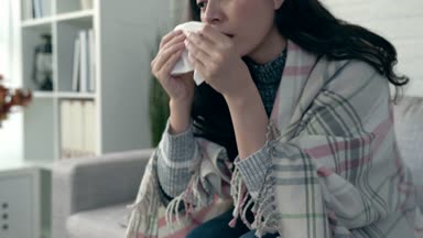 Asyalı kız doku burnunu yakaladı soğuk üfleme kullanarak atış eğimli veya alerjisi kışın, kadın hisseder hasta ve acı
