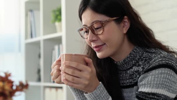 Close Belas Mulheres Asiáticas Olhando Vista Fora Janela Desfrutar Chocolate — Vídeo de Stock