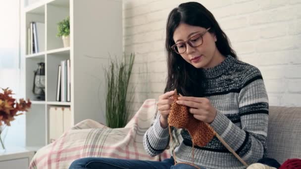 Bonita Mujer Asiática Sentada Sofá Mirando Otoño Fuera Ventana Haciendo — Vídeos de Stock