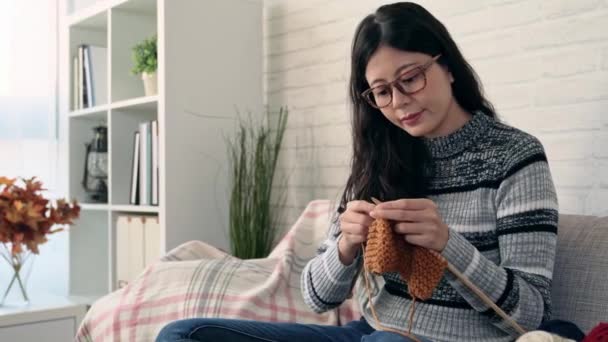 Schoonheid Aziatische Vrouw Breien Voor Winter Zoek Naar Buiten Beeld — Stockvideo