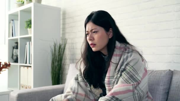 Dolly Skott Asiatiska Kvinnor Som Lider Huvudvärk Sitter Soffa Vardagsrummet — Stockvideo