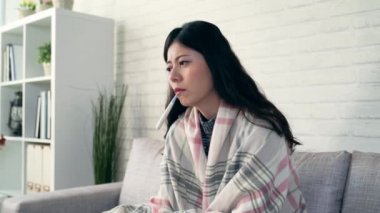 ile baş ağrısı, vücut sıcaklığını ölçme termometresi kullanan kadın kız var o ateşi aşırı vücut sıcaklığı hakkında korkutmak