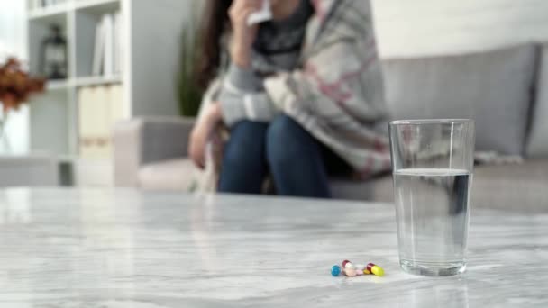 Enfoque Selectivo Vaso Agua Medicamentos Vitaminas Mujer Asiática Enferma Tose — Vídeo de stock