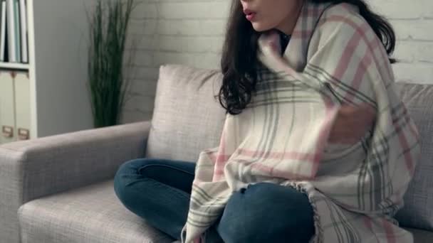 Inclinar Tiro Doente Asiático Mulher Sentir Frio Tremor Meninas Com — Vídeo de Stock