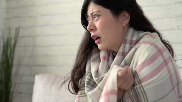 Dolly Shot Asian Woman Feeling Cold Uncomfortable Has Been Trembling — Video