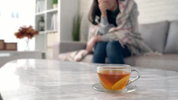 精选柠檬茶放在起居室的餐桌上 亚洲女子感冒后感觉不舒服 经常咳嗽的背景 — 图库视频影像