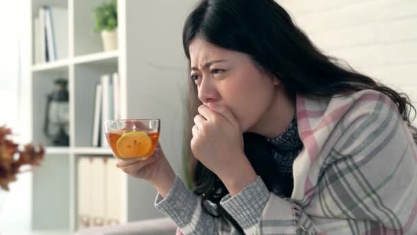 Asiático Mulher Fica Frio Tosse Ela Beber Chá Limão Quente — Vídeo de Stock