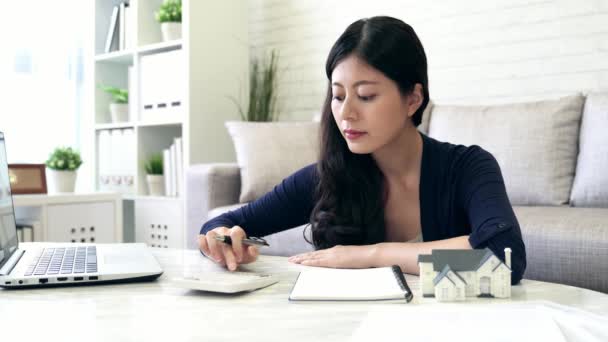 Mulher Está Realizando Cálculo Financeiro Para Comprar Uma Nova Casa — Vídeo de Stock