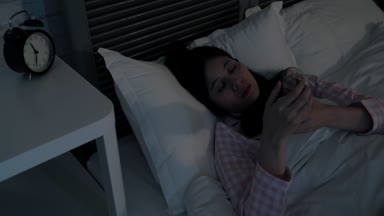 Modern Asya Bayan onun uyku sırasında önemli bir şey gelmek yukarıya ve o çalışma şeyler ile başa çıkmak için o uyanmadan. Yalnız bu gece yatağa Smartphone kullanarak.