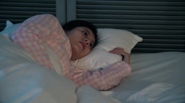 Yalnız bir Asyalı kadın dün gece uykuya dalamıyorum. O bir şey mutsuz düşünüyor üzgün ve önemli. O döner ve atmak ama uyumaya yardımcı değil.