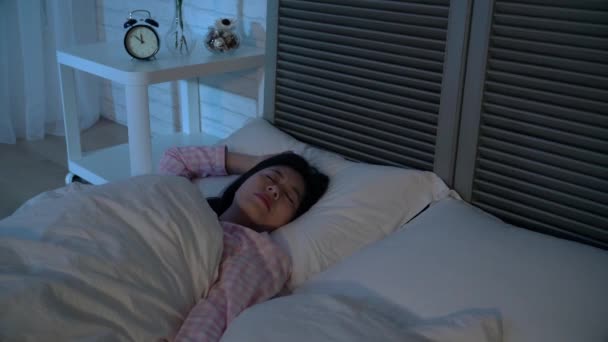 Жінка Ліжку Відчуває Розчарування Дратує Шум Межами Ліжка Вона Може — стокове відео