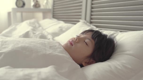 Asiatico Femmina Bambino Dorme Profondamente Letto Questo Adorabile Mattina Sta — Video Stock