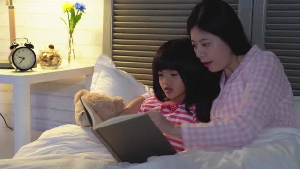 Asiatique Maman Lecture Livre Histoire Adorable Fille Avant Elle Couche — Video