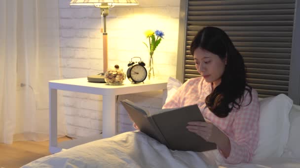 Mulher Asiática Lendo Livro Antes Para Cama Adormecer — Vídeo de Stock