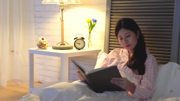 Asiatische Frau Liest Das Buch Bevor Sie Ins Bett Geht — Stockvideo