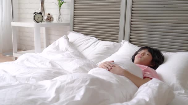 Adorável Menina Asiática Dorme Tranquilamente Cama Acolhedora — Vídeo de Stock