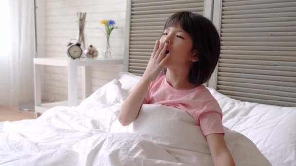 Asiático Adorable Querer Dormir Más Bajo Esta Agradable Mañana Cómoda — Vídeos de Stock