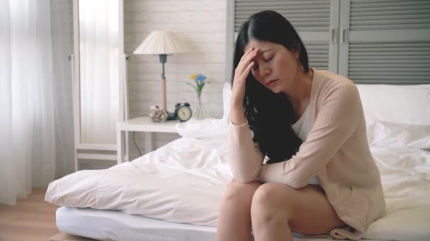 Asiática Mulher Negócios Doente Sentado Lado Sua Cama Ela Parece — Vídeo de Stock