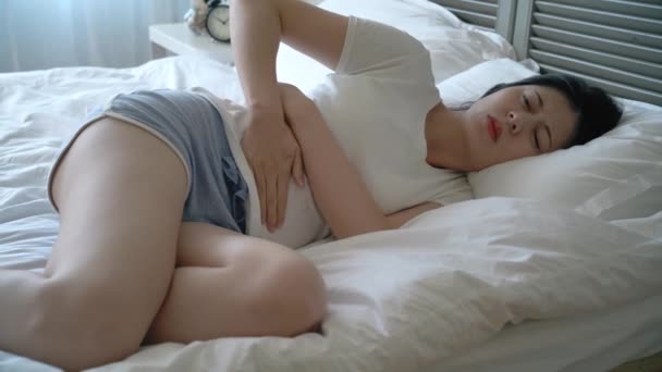 Fiatal Hölgy Ágyban Menstruáció Időszak Fájdalom Fáj Egy Csomó Hogy — Stock videók