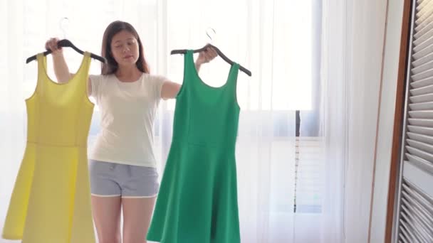 Nasıl Görünüyordu Seyir Kız Kadın Giyim Hangi Renk Bilmiyor — Stok video