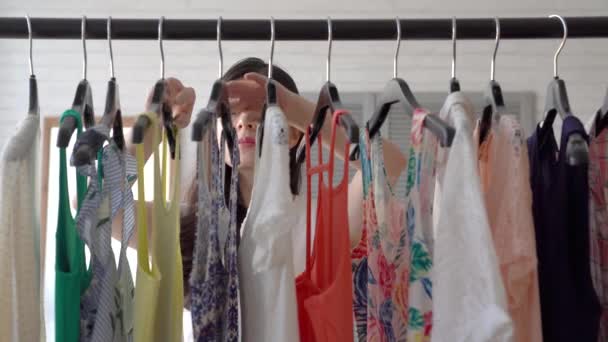 Dopředném Pohybu Mladé Asijské Žena Vybere Šaty Bez Váhání — Stock video