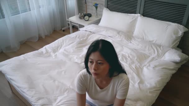 Ralenti Jeune Femme Moderne Étendu Son Bras Couché Sur Lit — Video