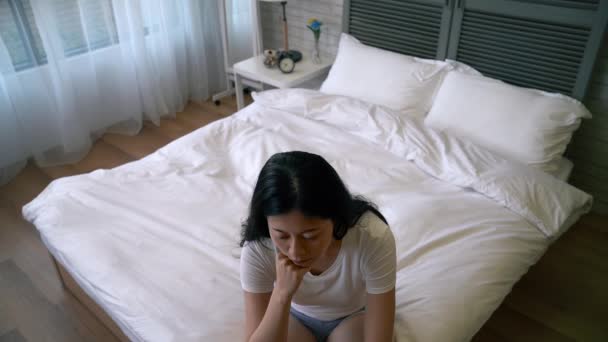 Ağır Çekim Bir Üzgün Kız Yatak Daha Sonra Yumuşak Yatakta — Stok video