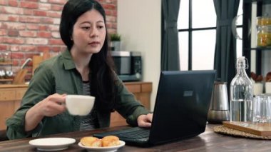 Hızlı ileri hareket yazarak bir kız ve bir fincan kahve iç. Bu keyifli sabah alışveriş online gidiyor.