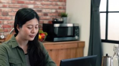 Mutfakta çalışan kadın. Kamera geri taşır. Vınlamak dışarı. Yavaş hareket kavramı.