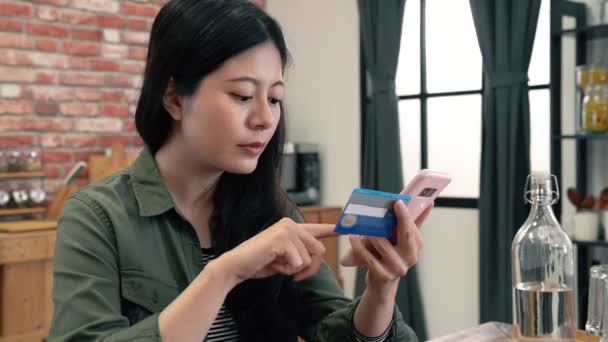 Женщина Делает Покупки Интернете Оплачивает Счета Помощью Смартфона Концепция Быстрой — стоковое видео