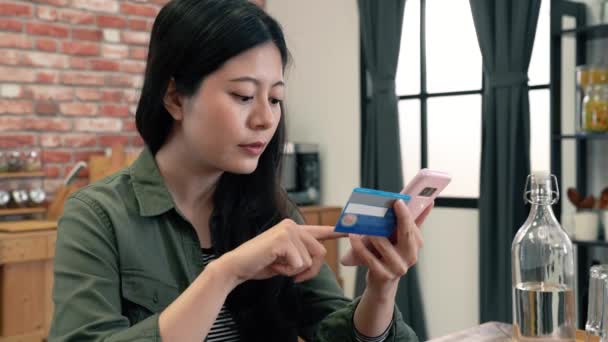 Mulher Compras Line Usando Uma Internet Celular Simples Fácil Para — Vídeo de Stock