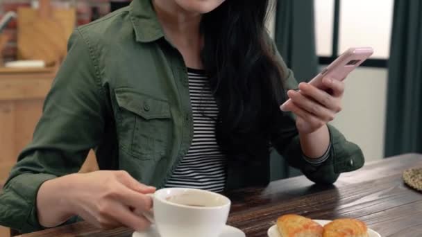Una Mujer Mandando Mensajes Bebiendo Café Ella Está Compartiendo Vida — Vídeo de stock
