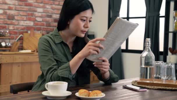 Mädchen Die Morgens Zeitung Lesen Sie Kann Gleichzeitig Englisch Lernen — Stockvideo