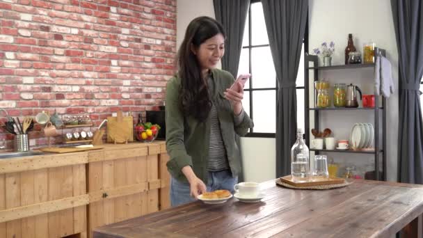 Movimiento Rápido Hacia Adelante Mujer Llevar Pan Mesa Comedor Pan — Vídeo de stock