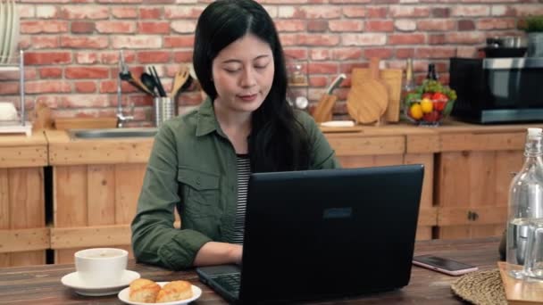 Slow Motion Ung Asiatisk Kvinna Att Skriva Köket Hon Håller — Stockvideo